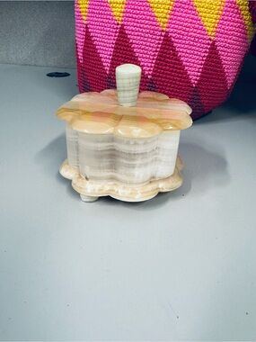 1970s Carved Flower Shaped Onyx Lidded Trinket Box